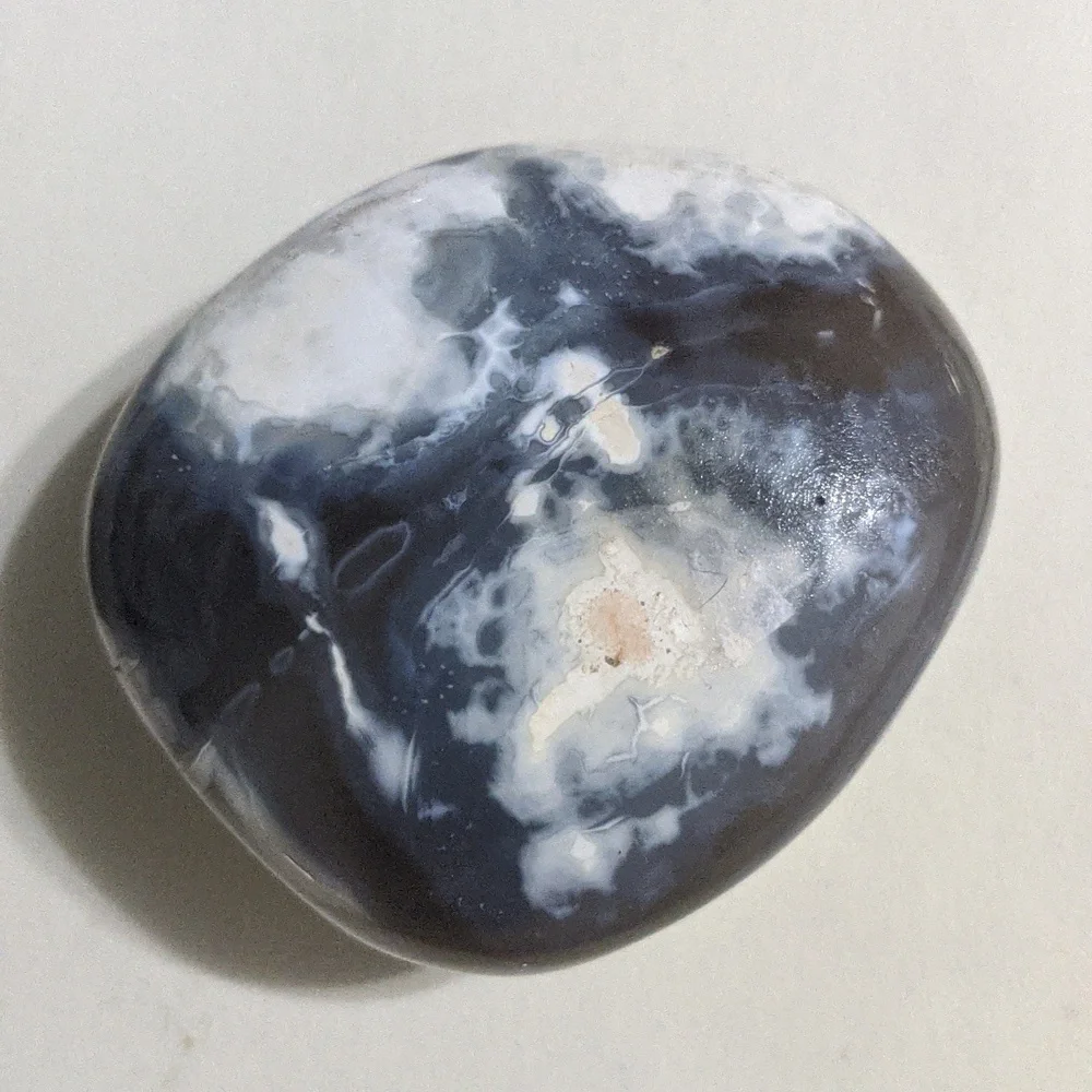 Orca Agate Quahog Clam shape rock ceystal - Picture 4 of 4